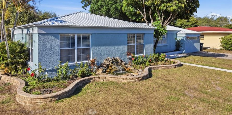 House in Tampa, Florida 4 bedrooms, 185.15 sq.m. № 2095308