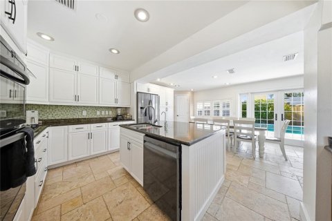 House in Tampa, Florida 4 bedrooms, 185.15 sq.m. № 2095308 - photo 13