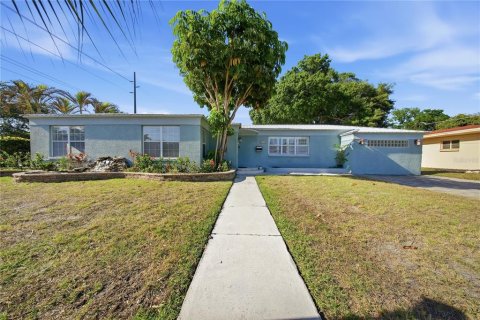 House in Tampa, Florida 4 bedrooms, 185.15 sq.m. № 2095308 - photo 4