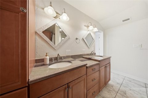 House in Tampa, Florida 4 bedrooms, 185.15 sq.m. № 2095308 - photo 22