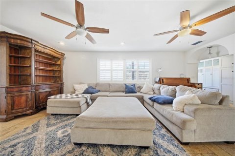 House in Tampa, Florida 4 bedrooms, 185.15 sq.m. № 2095308 - photo 11