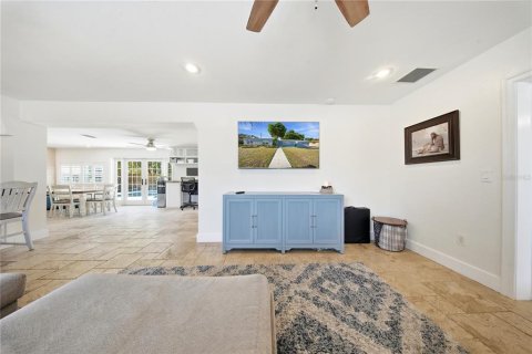 House in Tampa, Florida 4 bedrooms, 185.15 sq.m. № 2095308 - photo 12