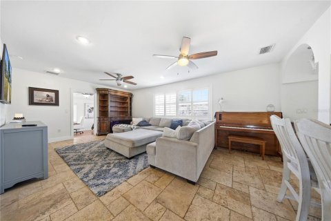 House in Tampa, Florida 4 bedrooms, 185.15 sq.m. № 2095308 - photo 10