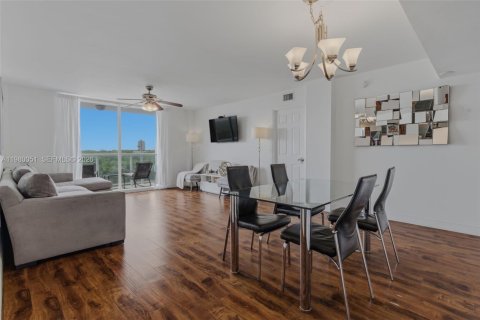 Condominio en North Miami Beach, Florida, 2 dormitorios  № 2189955