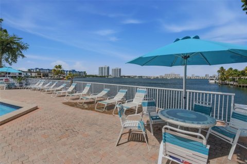 Condominio en venta en North Miami Beach, Florida, 2 dormitorios, 106.37 m2 № 2189955 - foto 28