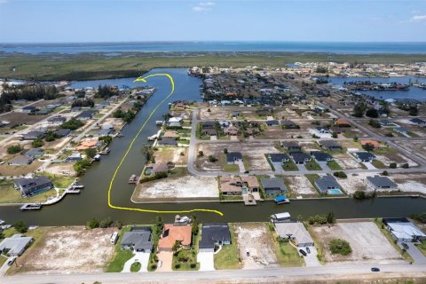 House in Cape Coral, Florida 4 bedrooms, 205.04 sq.m. № 1680106 - photo 13