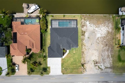 House in Cape Coral, Florida 4 bedrooms, 205.04 sq.m. № 1680106 - photo 7