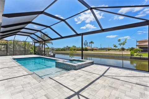 House in Cape Coral, Florida 4 bedrooms, 205.04 sq.m. № 1680106 - photo 12