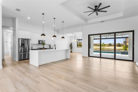 House in Cape Coral, Florida 4 bedrooms, 205.04 sq.m. № 1680106 - photo 11