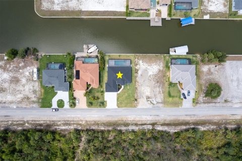 House in Cape Coral, Florida 4 bedrooms, 205.04 sq.m. № 1680106 - photo 5