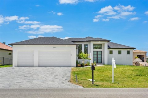 House in Cape Coral, Florida 4 bedrooms, 205.04 sq.m. № 1680106 - photo 1