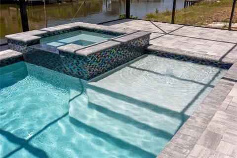 House in Cape Coral, Florida 4 bedrooms, 205.04 sq.m. № 1680106 - photo 23