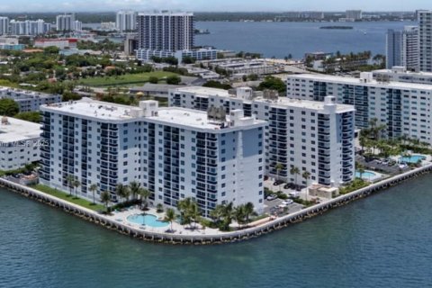 Снять в аренду квартиру в Норт-Бей-Виллидж, Флорида 3 спальни, 22968.69м2, № 1897118 - фото 1