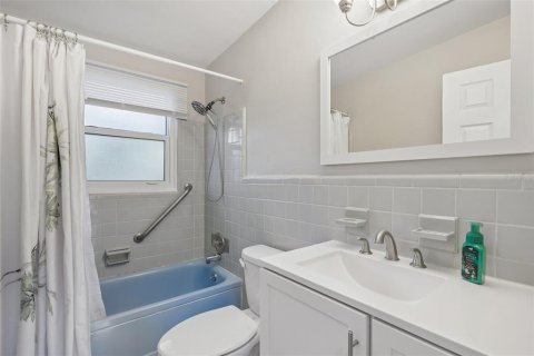 House in Clearwater, Florida 3 bedrooms, 106.28 sq.m. № 2238625 - photo 12