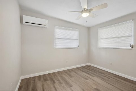 House in Clearwater, Florida 3 bedrooms, 106.28 sq.m. № 2238625 - photo 13