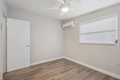 House in Clearwater, Florida 3 bedrooms, 106.28 sq.m. № 2238625 - photo 14