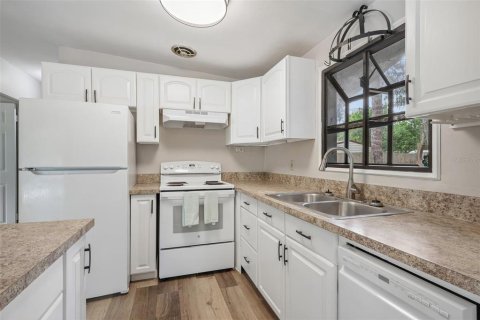 House in Clearwater, Florida 3 bedrooms, 106.28 sq.m. № 2238625 - photo 8