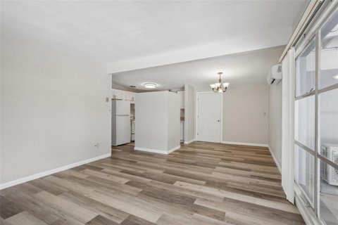 House in Clearwater, Florida 3 bedrooms, 106.28 sq.m. № 2238625 - photo 4