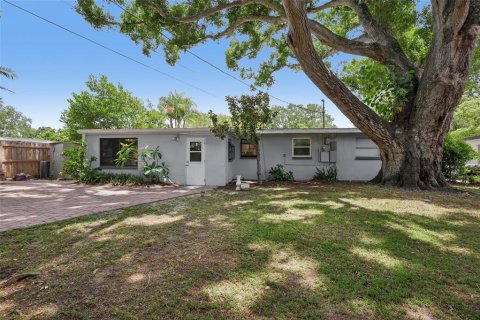 House in Clearwater, Florida 3 bedrooms, 106.28 sq.m. № 2238625 - photo 27