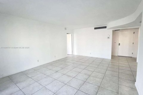Condo in Hallandale Beach, Florida, 1 bedroom  № 1952395 - photo 13