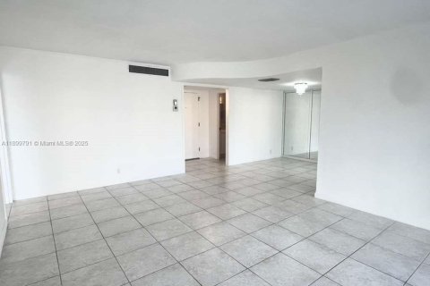 Condo in Hallandale Beach, Florida, 1 bedroom  № 1952395 - photo 12