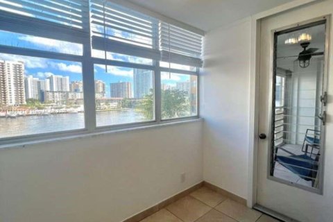 Condo in Hallandale Beach, Florida, 1 bedroom  № 1952395 - photo 8