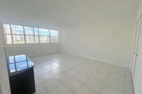 Condo in Hallandale Beach, Florida, 1 bedroom  № 1952395 - photo 15