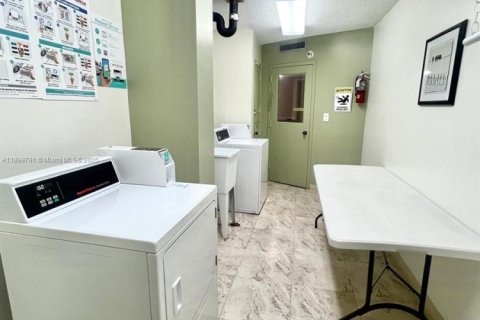 Condo in Hallandale Beach, Florida, 1 bedroom  № 1952395 - photo 25