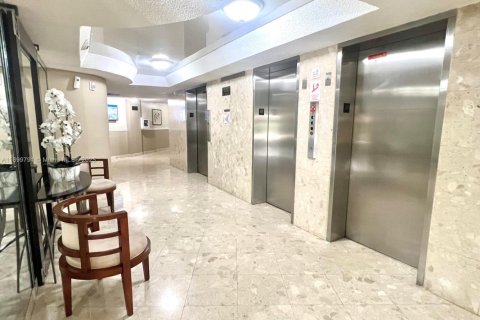 Condo in Hallandale Beach, Florida, 1 bedroom  № 1952395 - photo 24