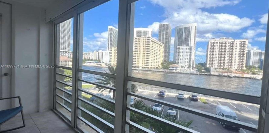 Condo in Hallandale Beach, Florida, 1 bedroom  № 1952395