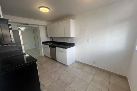 Condo in Hallandale Beach, Florida, 1 bedroom  № 1952395 - photo 7