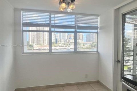 Condo in Hallandale Beach, Florida, 1 bedroom  № 1952395 - photo 9