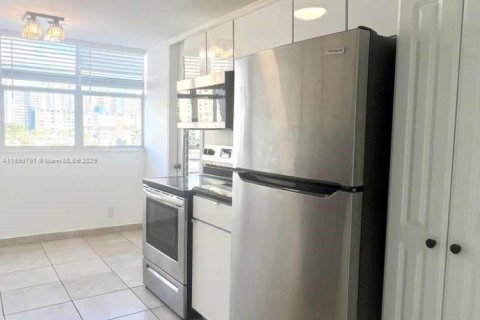 Condo in Hallandale Beach, Florida, 1 bedroom  № 1952395 - photo 6