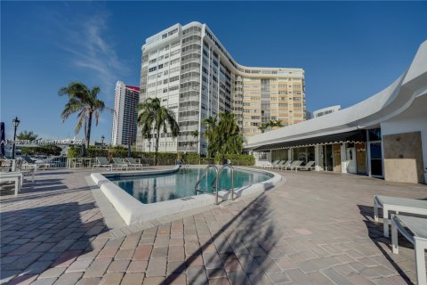Condo in Hallandale Beach, Florida, 1 bedroom  № 1952395 - photo 26