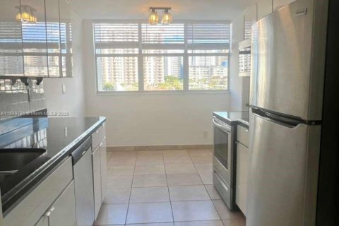 Condo in Hallandale Beach, Florida, 1 bedroom  № 1952395 - photo 2