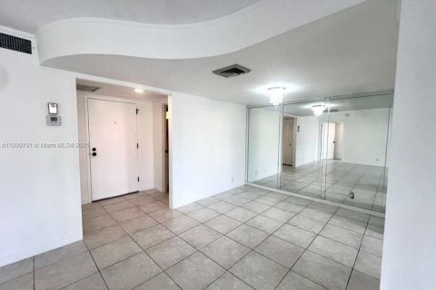 Condo in Hallandale Beach, Florida, 1 bedroom  № 1952395 - photo 11