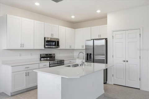 House in Haines City, Florida 4 bedrooms, 221.11 sq.m. № 2211409 - photo 2