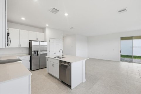 House in Haines City, Florida 4 bedrooms, 221.11 sq.m. № 2211409 - photo 3