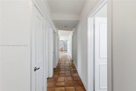 Villa ou maison à louer à Key Biscayne, Floride: 7 chambres, 361.39 m2 № 1970281 - photo 12