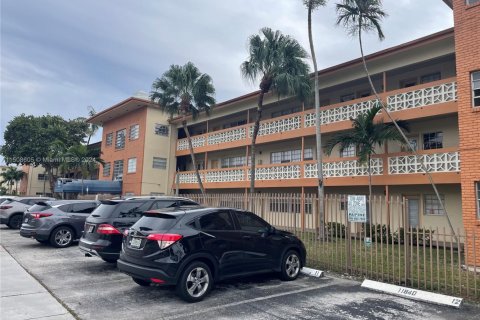 Condominio en venta en North Miami, Florida, 2 dormitorios, 116.13 m2 № 1867597 - foto 1