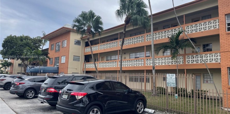 Condominio en North Miami, Florida, 2 dormitorios  № 1867597