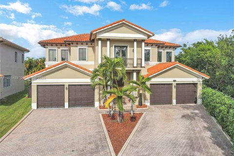 Casa en Cutler Bay, Florida 5 dormitorios, 438.22 m2 № 2032157