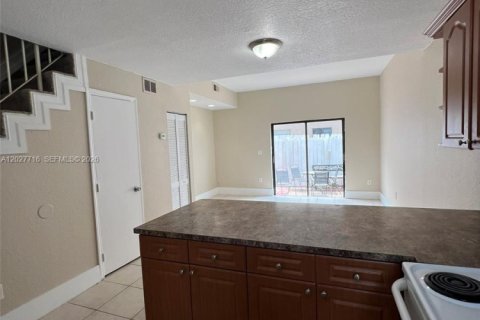 Condo in Hialeah, Florida, 2 bedrooms  № 2088311 - photo 17