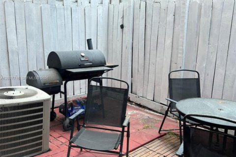 Condo in Hialeah, Florida, 2 bedrooms  № 2088311 - photo 25