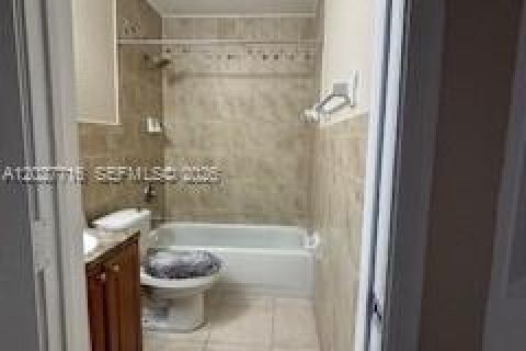 Condo in Hialeah, Florida, 2 bedrooms  № 2088311 - photo 9
