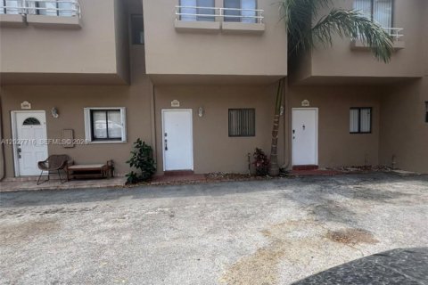 Condo in Hialeah, Florida, 2 bedrooms  № 2088311 - photo 11