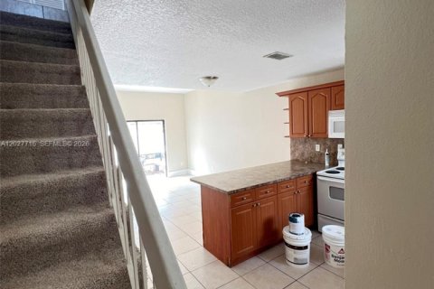Condo in Hialeah, Florida, 2 bedrooms  № 2088311 - photo 12