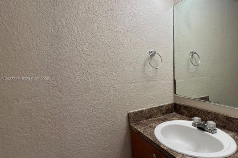 Condo in Hialeah, Florida, 2 bedrooms  № 2088311 - photo 15