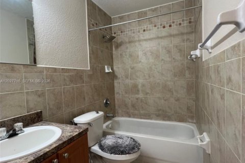 Condo in Hialeah, Florida, 2 bedrooms  № 2088311 - photo 24