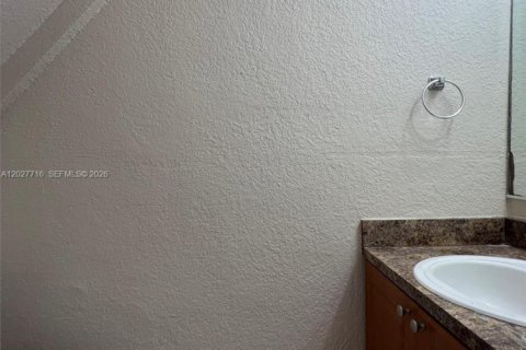 Condo in Hialeah, Florida, 2 bedrooms  № 2088311 - photo 16